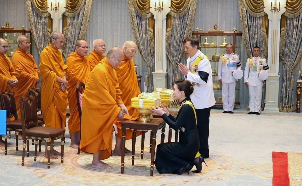 สมเด็จพระมหาวชิราธิบดี เฝ้าฯ ทูลเกล้าฯ ถวายพระไตรปิฎกภาษาไทย ฉบับมหาจุฬาเตปิฏกํ