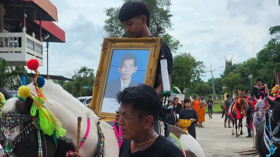 ฮือฮา! ม้าบุกงานเผาศพ ลูกศิษย์ร่วมอาลัยครูฝึกสอนม้าแสดงเมืองอ่างทอง