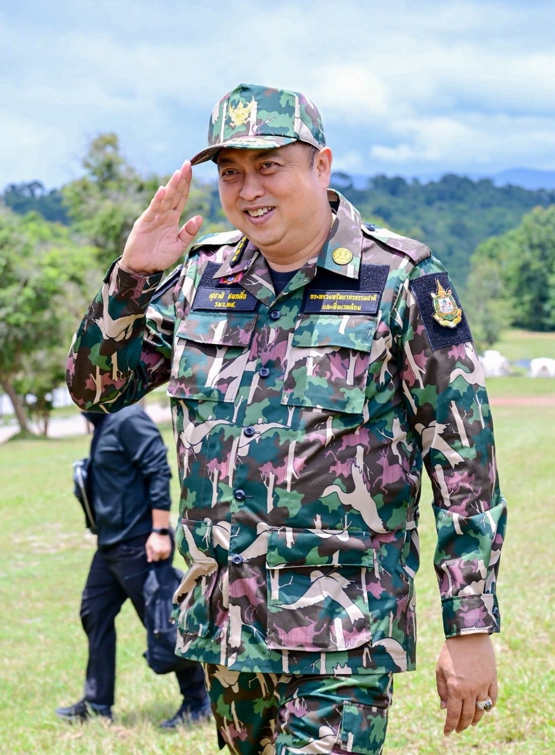‘รมว.สุชาติ’ มอบหมาย อ.อ.ป. ทอดผ้าป่าสามัคคีเพื่อการศึกษา สนับสนุนคอมพิวเตอร์ 22 เครื่อง เติมโอกาสเด็กโรงเรียนบ้านกิ่วลม จ.เชียงใหม่