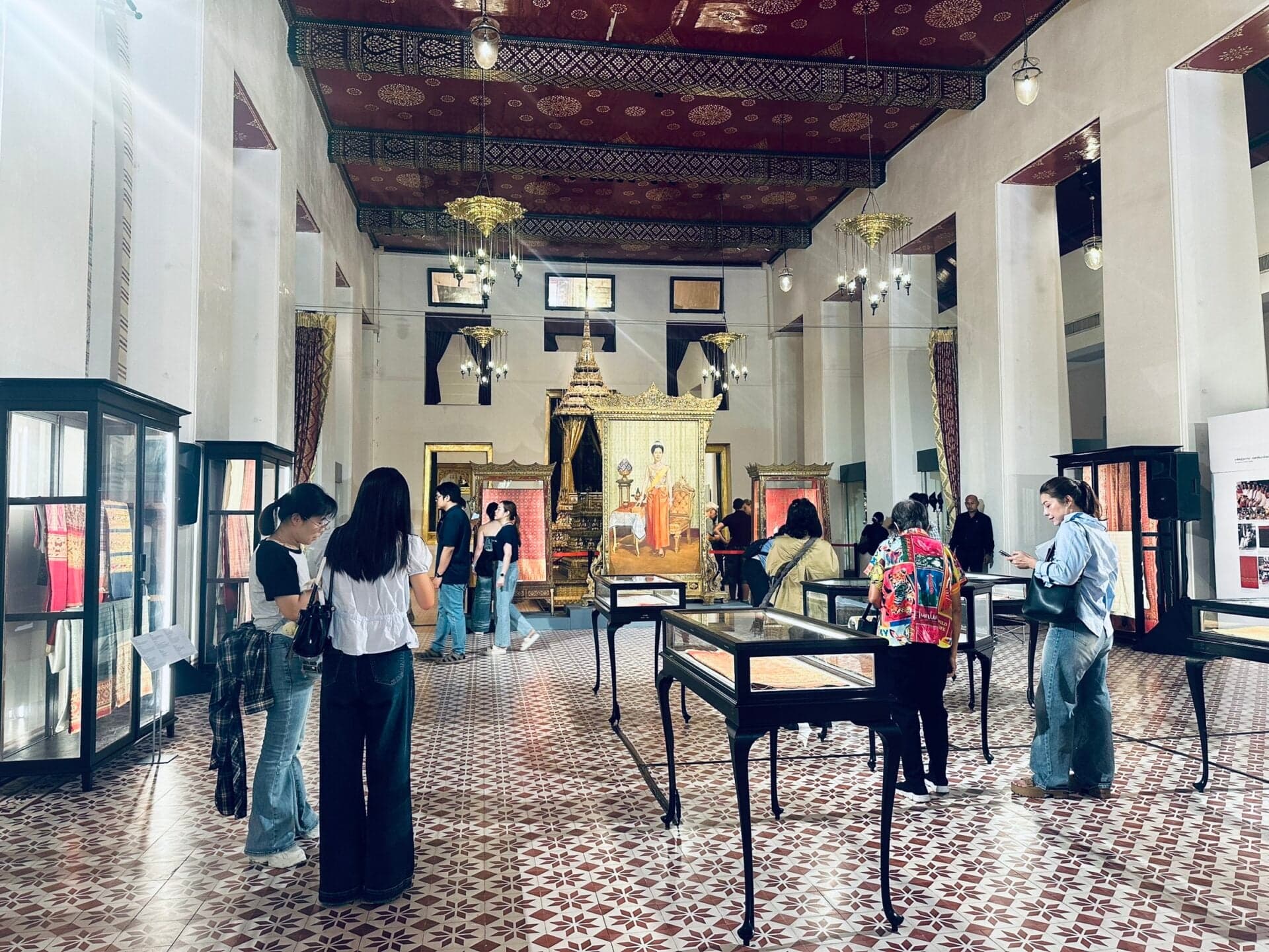 สยามพัสตราภรณ์พิไล เทิดไท้พระพันปีฯ ชมสมบัติชาติชิ้นเยี่ยมล้ำค่า