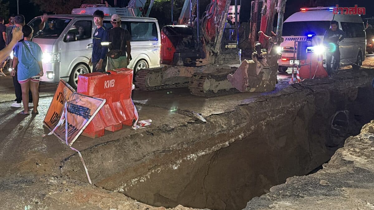 หนุ่มขี่มอ’ไซค์ ตกหลุมที่กำลังขุดวางท่อลึก 3 เมตร บาดเจ็บสาหัส