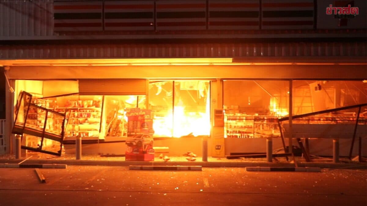 เผยนาทีเกิดเหตุ กลุ่มคนร้ายพร้อมอาวุธ บุกร้านสะดวกซื้อปัตตานี ก่อนวางระเบิดจนไฟลุกไหม้