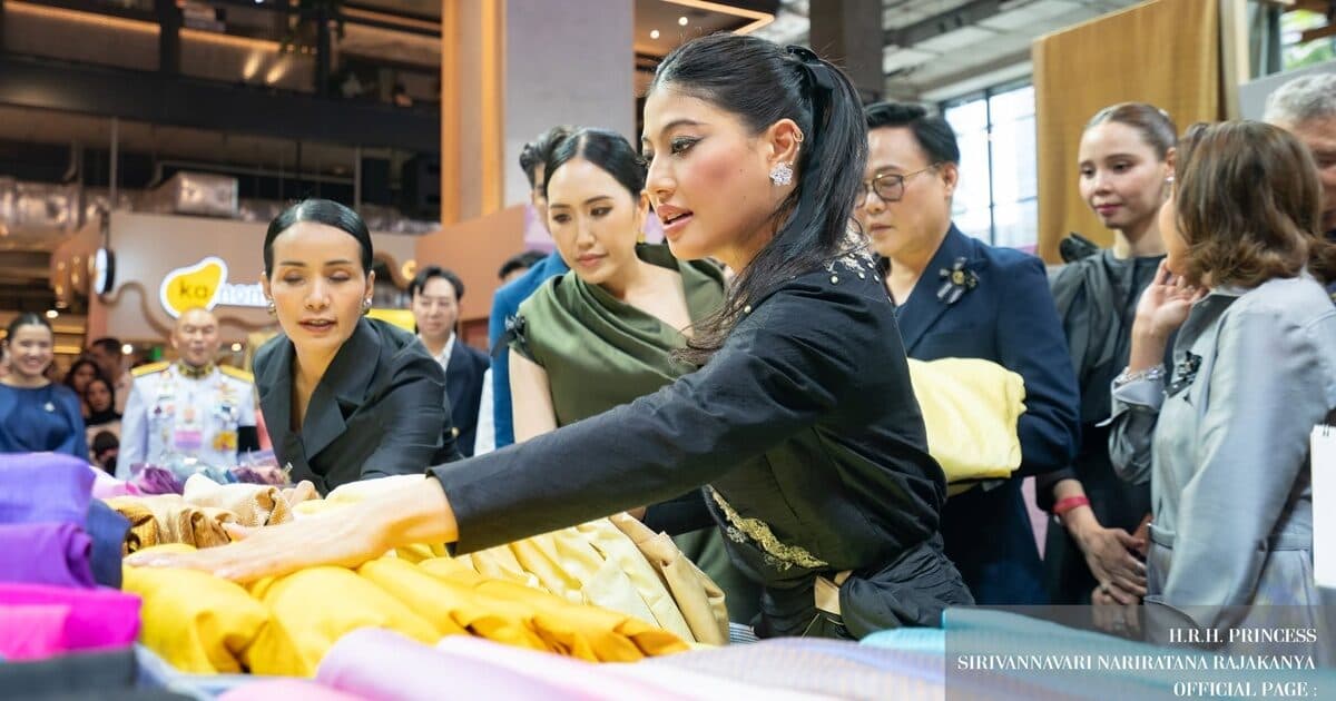 เจ้าฟ้าสิริวัณณวรีฯ เสด็จเปิดงาน ‘สืบสานใจ หัตถศิลป์ไทย สู่สากล’ ทอดพระเนตรแฟชั่นโชว์ชุด ‘ผ้าไหมมัดหมี่’