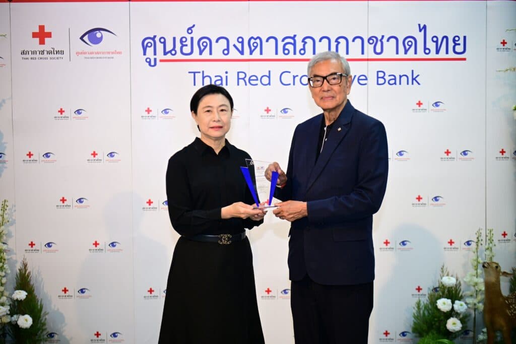 ศูนย์ดวงตา สภากาชาดไทย มอบโล่ขอบคุณ “เครือซีพี-ทรู”