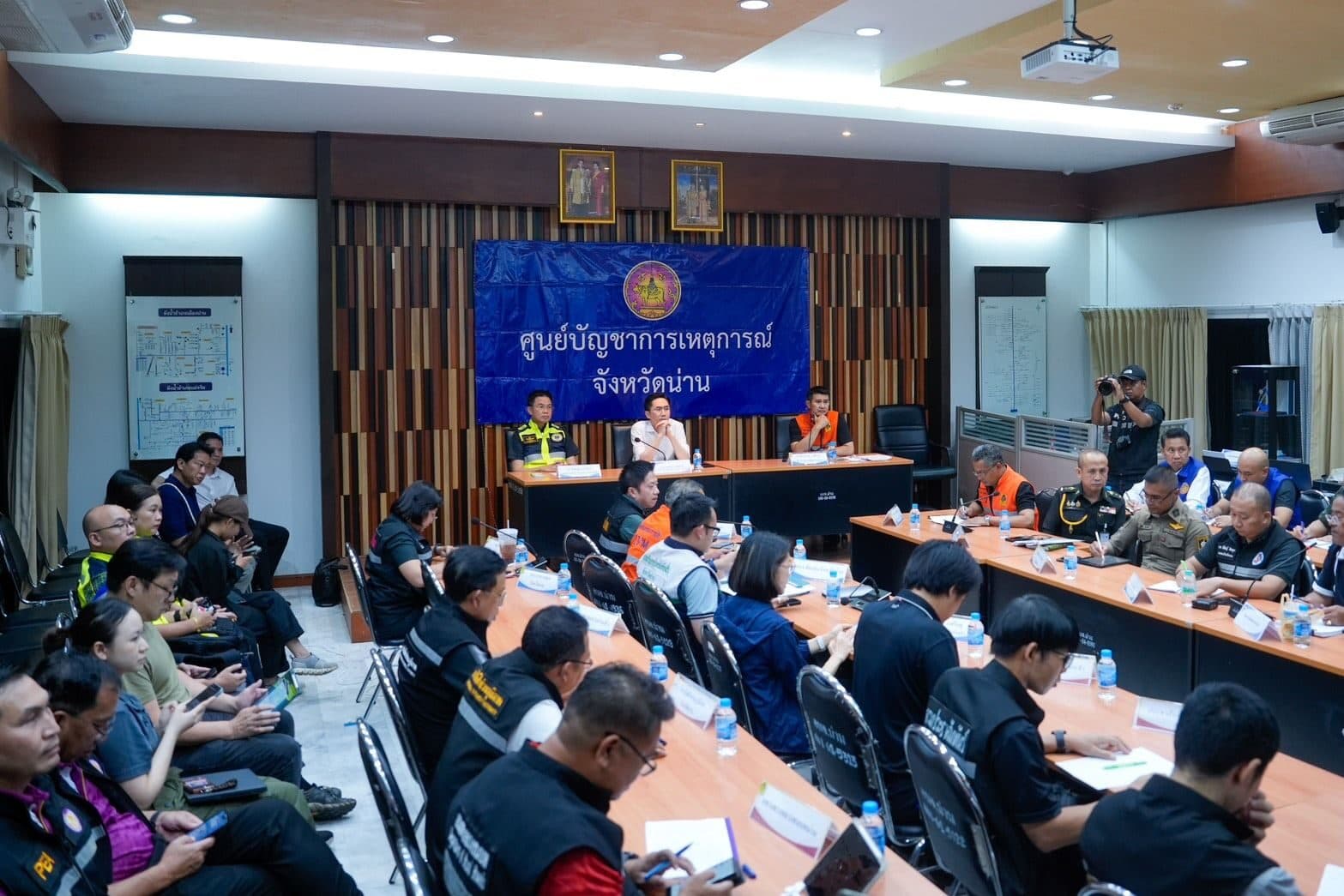 ‘ยศชนัน’ ประชุมรับมือน้ำท่วมน่าน คืนที่ 2 กำชับคุมเข้มพื้นที่ ‘เฉลิมพระเกียรติ-ทุ่งช้าง-บ่อเกลือ’